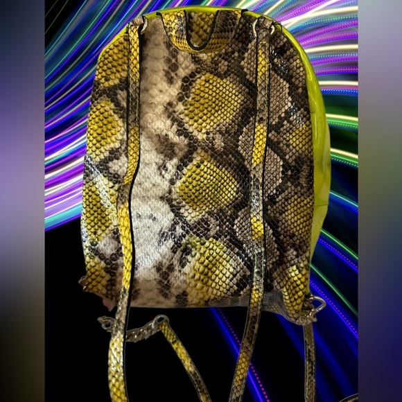 Victoria’s Secret Neon Green Vinyl & Snakeskin Pattern Backpack Bag w/Gold Chain - Picture 12 of 12